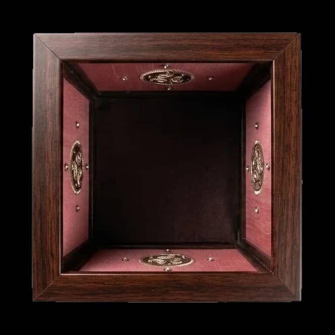 Gulabi Holder, overhead view